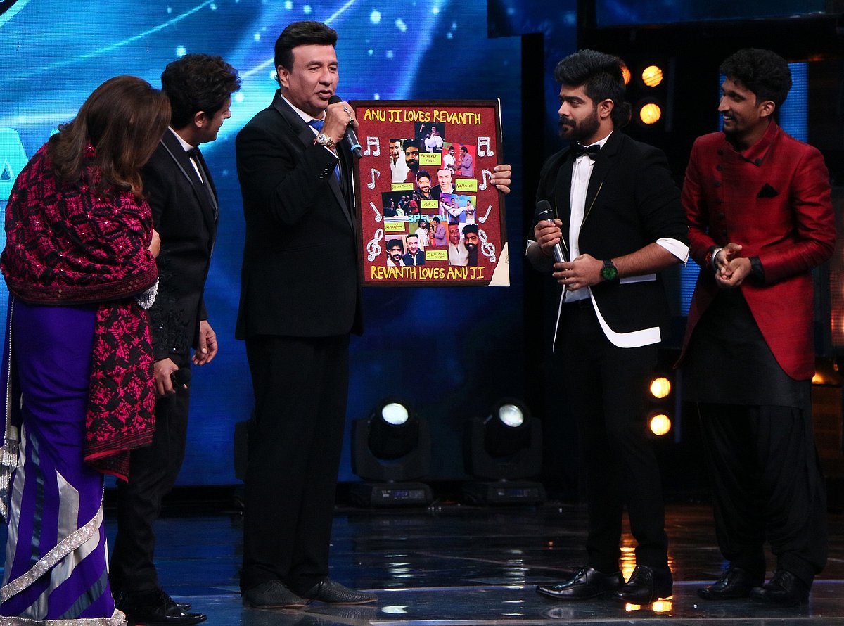 In Pics Sunil Grover Steals the Show in Indian Idol Grand Finale